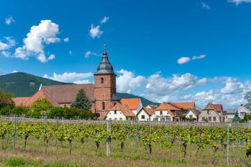 Fototapeta na wymiar Pfarrkirche Mariä Heimsuchung in Burweiler. Region Pfalz im Bundesland Rheinland-Pfalz in Deutschland