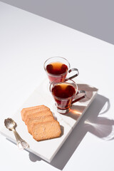 Té rojo con galletas sobre mármol y fondo gris	