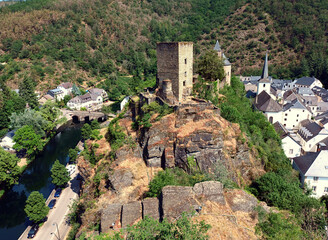 Fototapeta na wymiar Burgruine von Esch an der Sauer (Esch-sur-Sure) im Kanton Wiltz in Luxemburg. Links unten ist der Fluss Sauer zu sehen. 