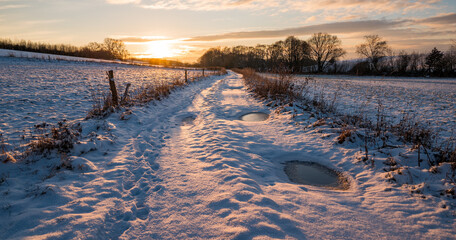 Sonnenuntergang in Schneelandschaft