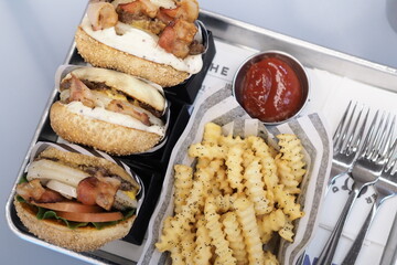 Hamburger & french fries