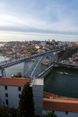 Fototapeta na wymiar La belleza de Oporto, Portugal, con el emblemático puente de Don Luis como protagonista. En la imagen, el puente de hierro se extiende majestuosamente sobre el río Duero, conectando las dos orillas de