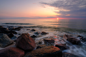 Morze Bałtyckie, kamieniste wybrzeże, zachód słońca, Kołobrzeg, Polska