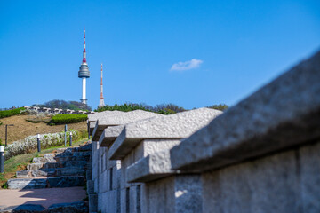 Obraz premium Beautiful view of N Tower or Seoul Tower on Namsan mountain during winter, Seoul, South Korea