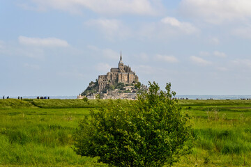Mont Saint-Michel, Abtei, Felseninsel, Kloster, Wanderweg, Insel, Abteikirche, Befestigungsanlage, Granitfelsen, Gezeiten, Felder, Landwirtschaft, Bretagne, Sommer, Frankreich
