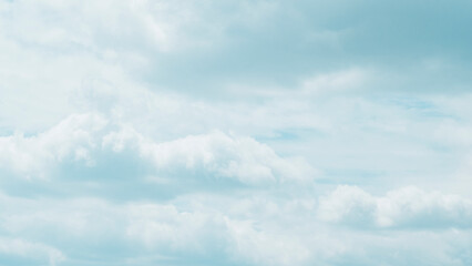 Ciel avec des nuages en mouvement - Arrière plan design avec espace libre