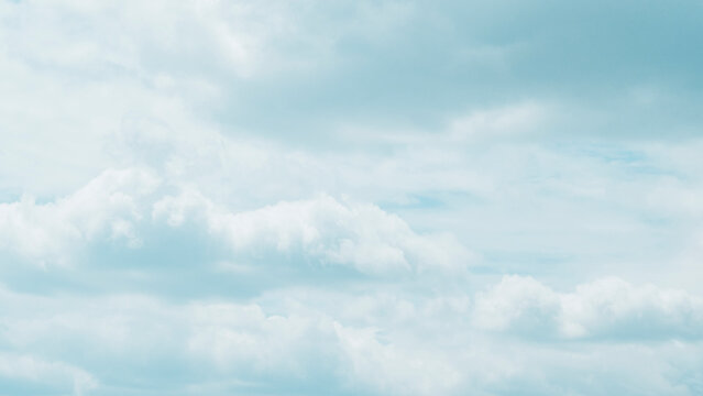 Ciel avec des nuages en mouvement - Arri&egrave;re plan design avec espace libre