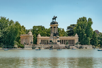 Fototapeta na wymiar fountain in the el retiro park
