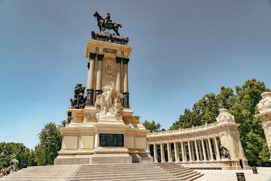 monument in el retiro park