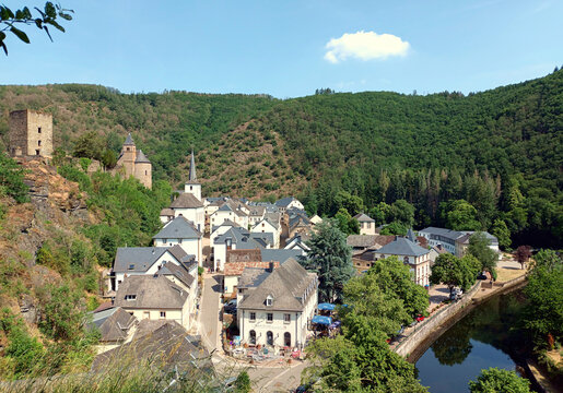 Ortsansicht von Esch-sur-S&ucirc;re mit H&auml;usern, Sauer und Burgruine in der engen Tallage des &Eacute;islek im Norden Luxemburgs.
