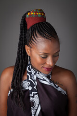 Afrikanerin mit Braids in afrikanischem Stoff gekleidet