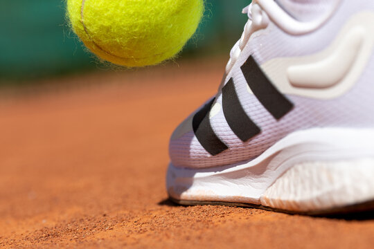 Symbolbild Tennis: Nahaufnahme von einem Tennisspieler auf einem Sandplatz