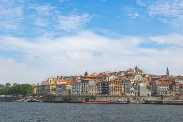 Fototapeta na wymiar vue d'ensemble de la ville historique de Porto (Portugal) 