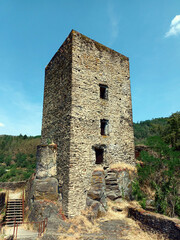 Turm der Burgruine von Esch an der Sauer (Esch-sur-Sure) im Kanton Wiltz in Luxemburg, ein bei Touristen in Luxemburg beliebter romantischer kleiner Ort in den Luxemburger Ardennen.