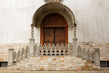 Detalhe da porta da Paróquia São Francisco de Assis em Catalão em um dia claro.