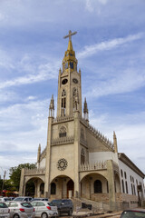 Fototapeta na wymiar Detalhe da Paróquia São Francisco de Assis em Catalão em um dia claro.