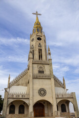 Fototapeta na wymiar Detalhe da Paróquia São Francisco de Assis em Catalão em um dia claro.