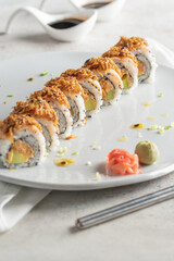 sushi comida asiatica en diferentes planos