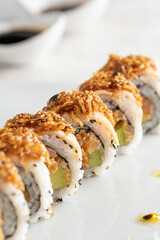 sushi comida asiatica en diferentes planos