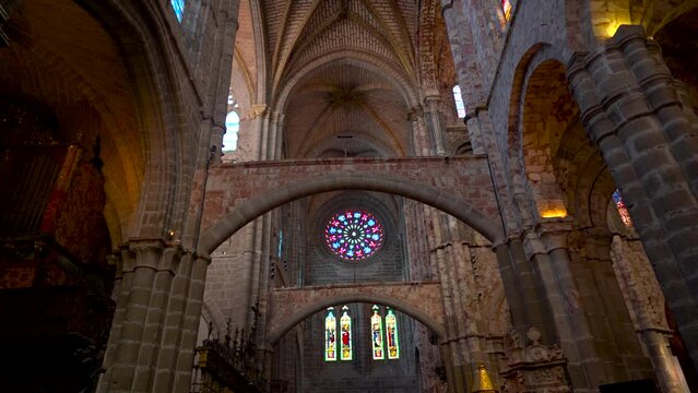 B&oacute;vedas y ventanas de edificio medieval Europeo. 