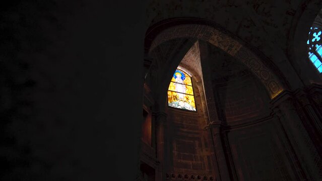 B&oacute;vedas y ventanas de edificio medieval Europeo. 