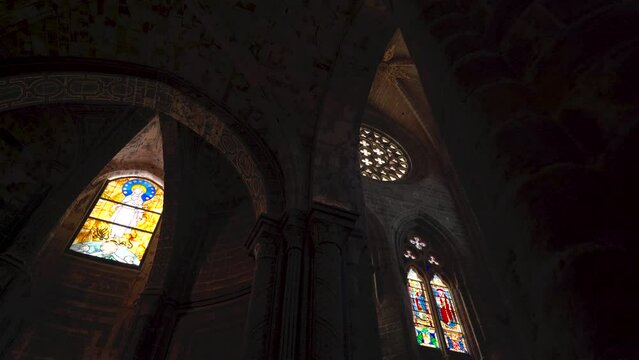 B&oacute;vedas y ventanas de edificio medieval Europeo. 