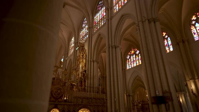 B&oacute;vedas y ventanas de edificio medieval Europeo. 