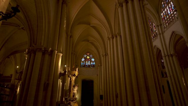 B&oacute;vedas y ventanas de edificio medieval Europeo. 
