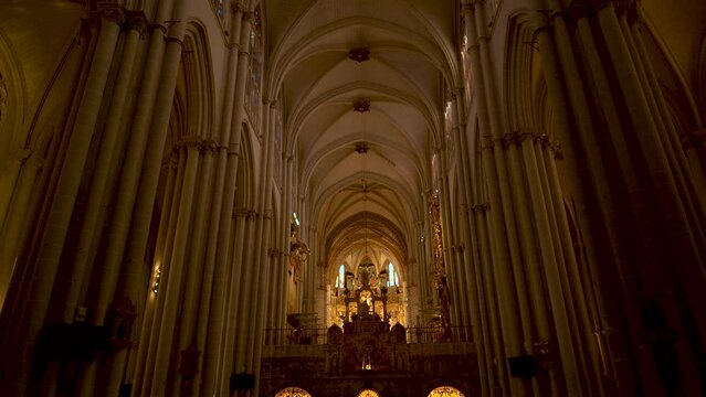 B&oacute;vedas y ventanas de edificio medieval Europeo. 