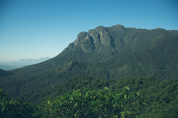 Montanha na serra curitibana captada em um dia de sol. 