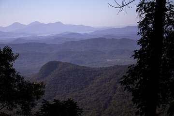 Montanhas e região serrana entre as cidades de curitiba e morretes no paraná
