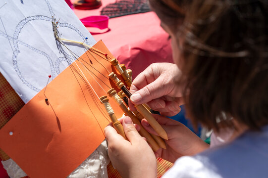 Una ni&ntilde;a espa&ntilde;ola aprende a hacer encaje de bolillos