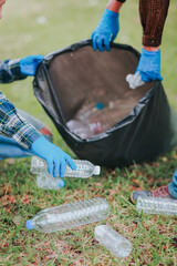 Garbage collection Volunteer to collect plastic bottles, put in black bags, clean the park, avoid pollution, be friendly to the environment and the ecosystem. green area