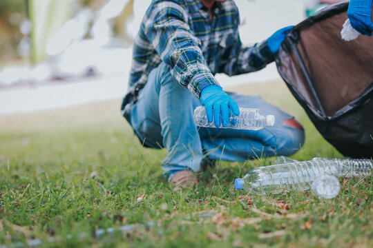Garbage collection Volunteer to collect plastic bottles, put in black bags, clean the park, avoid pollution, be friendly to the environment and the ecosystem. green area