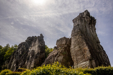 Felsen im Wald vor blauem Himmel