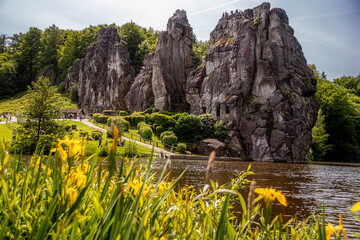 Felsen im Wald vor blauem Himmel