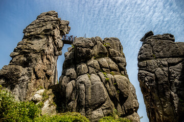 Felsen im Wald vor blauem Himmel
