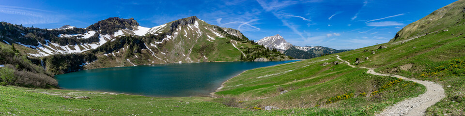 Panorama in den Alpen nähe Allgäu, Tirol: Landsberger Hütte, Lachenjoch, Traualpsee im...