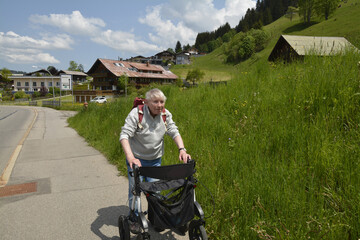 frau mit rollator unterwegs