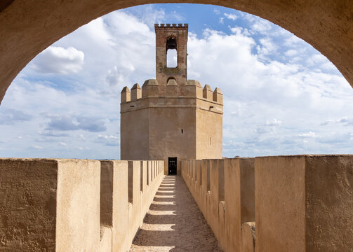 Torre de Espantaperros en la Alcazaba &aacute;rabe de Badajoz. Imagen enmarcada con el dintel de una puerta.