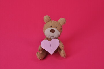 urso fofo segurando coração, presente rômantico dia da mulher, dia das mães, dia dos namorados 