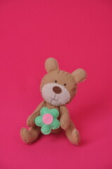 urso fofo segurando flor com carinho e amor 