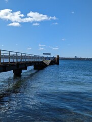 Fototapeta na wymiar Brücke, die ins Meer führt