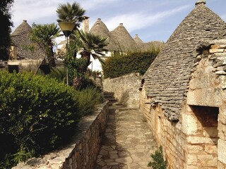 Antichi trulli di Alberobello con facciata in pietra.