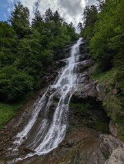 Fototapeta na wymiar Großer Wasserfall im Wald