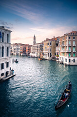 panorama su canali di venezia, con le gondole che li percorrono