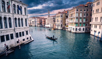 panorama su canali di venezia, con le gondole che li percorrono