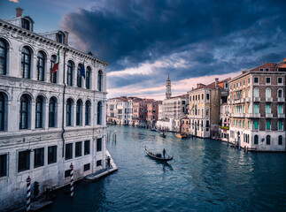 panorama su canali di venezia, con le gondole che li percorrono