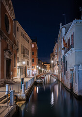 Fototapeta na wymiar panorama su canali di venezia, con le gondole che li percorrono