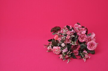flores com rosas em fundo rosa com espaço pra texto 